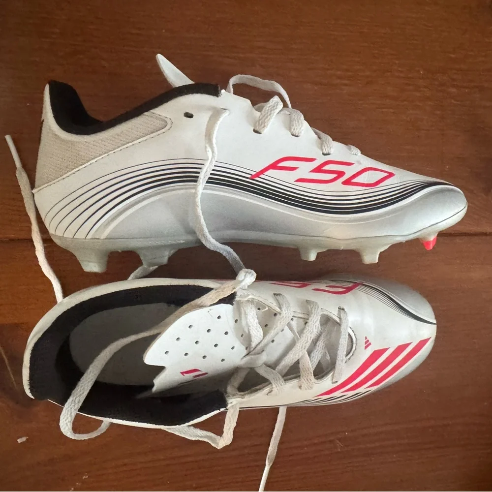 Kids White Messi Adidas soccer cleats size 4Y worn 4 times Outdoor EUC